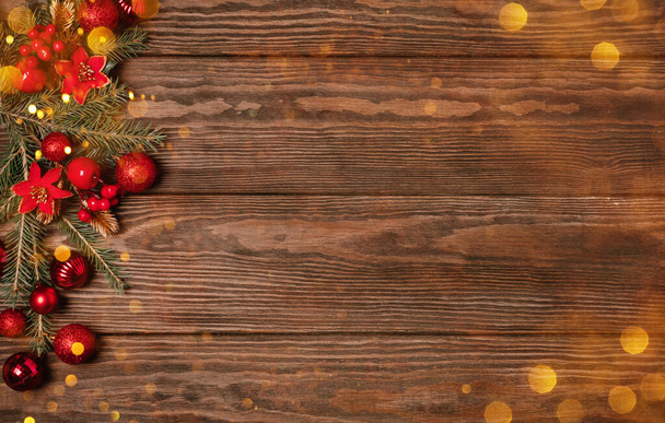 Feestelijke kerst achtergrond rode ballen groene takken sparren serpentijn pailletten houten donkere achtergrond. - Foto, afbeelding
