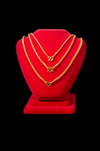 realistische rood staat voor sieraden en juwelen met gouden ketting  - Foto, afbeelding