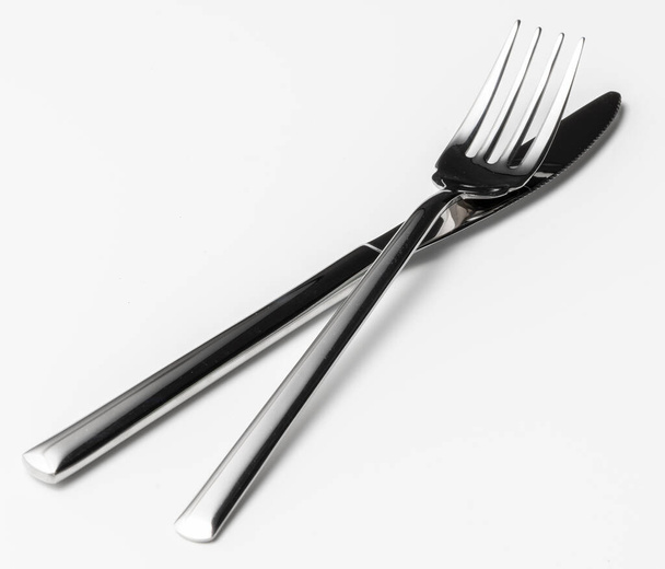 forchetta e coltello isolati su fondo bianco - Foto, immagini