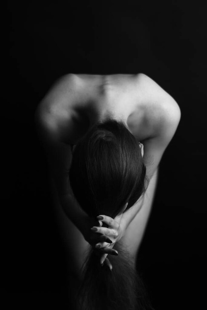 arte fotografía franca de la fisicalidad de una mujer, estética en blanco y negro, enfoque suave y difuminación - Foto, Imagen