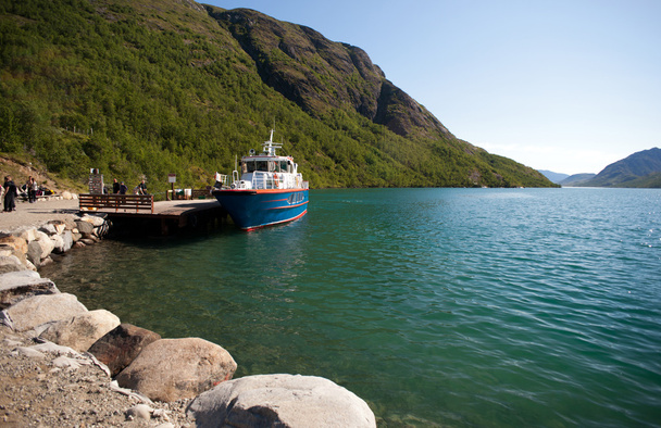 memurubu, Norveç - 22 Temmuz 2013: tekne, memurub ayrıldıktan yürüyüşçü - Fotoğraf, Görsel
