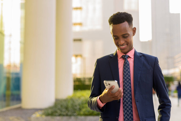 Portrait of young African businessman wearing suit and tie - Foto, afbeelding