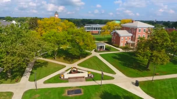 Universidad de Estados Unidos campus aéreo cerca de otoño - Metraje, vídeo