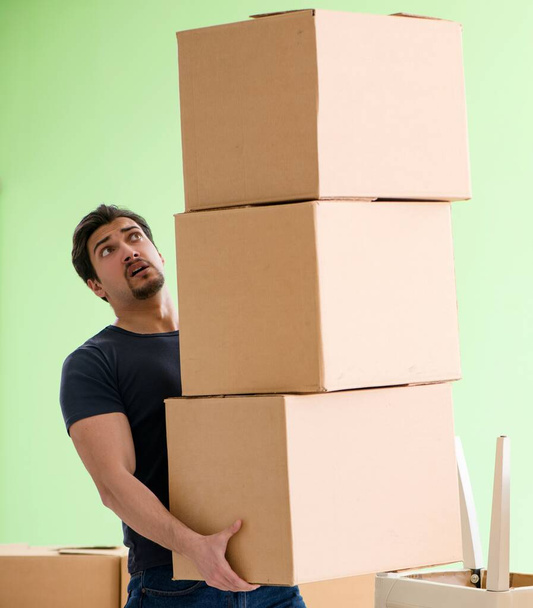 Hombre casa móvil con cajas - Foto, Imagen