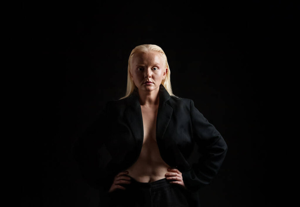 Fashion Albino vrouw Fashio op een zwarte achtergrond in de stralen van het licht. - Foto, afbeelding