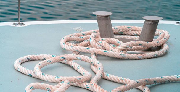 Веревка на палубе лодки для швартовки на пирсе - Фото, изображение