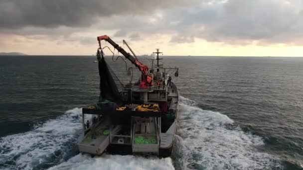 Pêcheur indépendant Gestion du filet de chalut sur un bateau de pêche - Séquence, vidéo