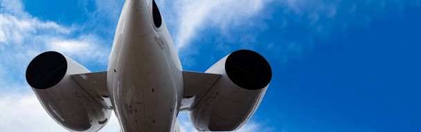 un avión de negocios jet tail imagen de primer plano en el cielo hermoso, imagen panorámica - Foto, Imagen