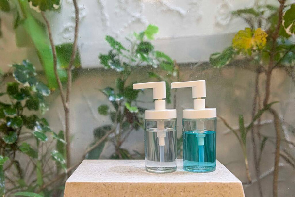 Heldere plastic flessen voor shampoo en body wash onder de douche - Foto, afbeelding