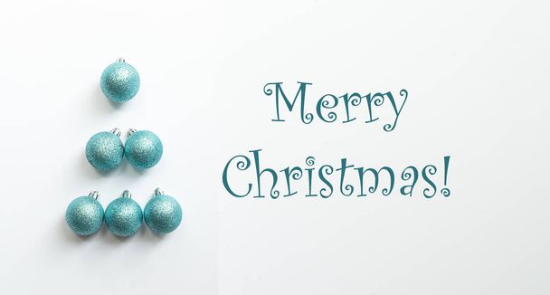 Karácsonyfa készült kék golyók felett világosszürke háttér, Karácsony és újév háttér, másolás tér, szezonális üdvözlő képeslap - Fotó, kép