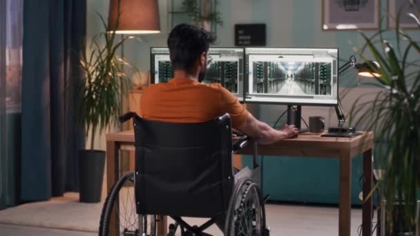 Anonimowy niepełnosprawny mężczyzna pracujący z modelem 3D - Materiał filmowy, wideo