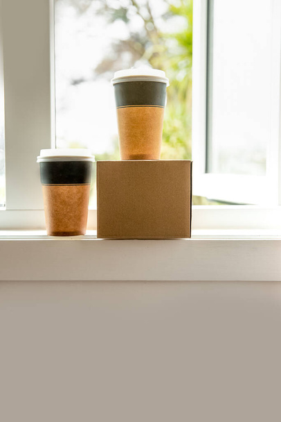 café en tazas de cartón marrón ordenado y entregado para llevar, entrega de alimentos, comida para llevar, espacio de copia para el texto - Foto, imagen
