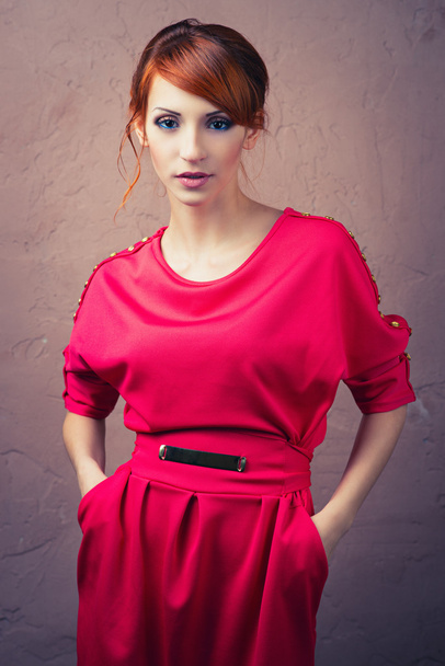 fashionable woman posing in red dress - Fotoğraf, Görsel