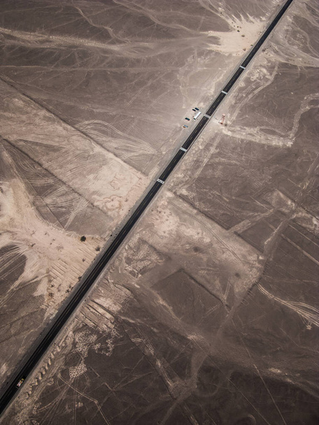 Панамериканське шосе і лінії Наска виглядають з невеликого літака, Перу. - Фото, зображення