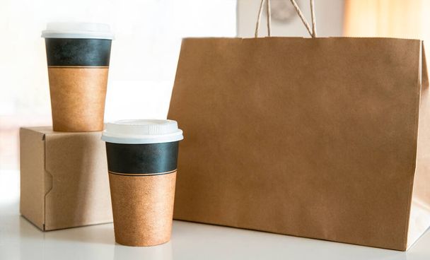 café en tazas de cartón marrón ordenado y entregado para llevar, entrega de alimentos, comida para llevar, espacio de copia para el texto - Foto, Imagen