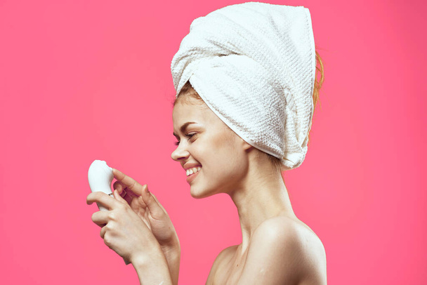 kaunis nainen paljain hartioin kirkas iho ihotautihoito kylpylähoitoja - Valokuva, kuva