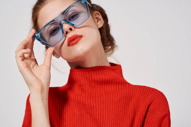портрет жінки модні блакитні окуляри позує студію весела модель
 - Фото, зображення