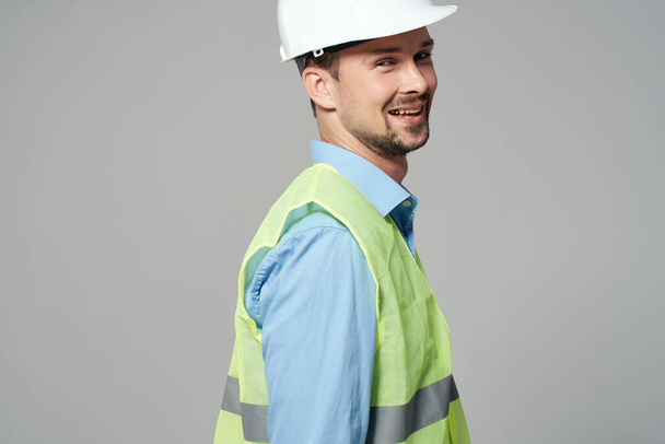 Muž v bílé helmě inženýr bezpečnost izolované pozadí - Fotografie, Obrázek