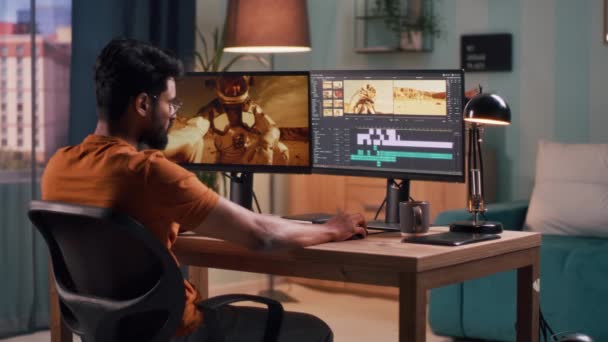 Indiase content maker editing video in de woonkamer - Video
