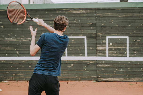 Tenis antrenmanı süreci. Egzersizleri duvara dayayın. Oyuncunun arkadan bakışı. - Fotoğraf, Görsel