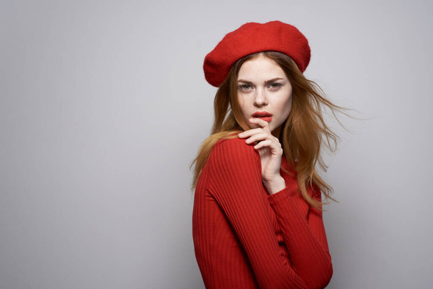 bella donna con un berretto rosso sul suo sfondo luce glamour testa - Foto, immagini