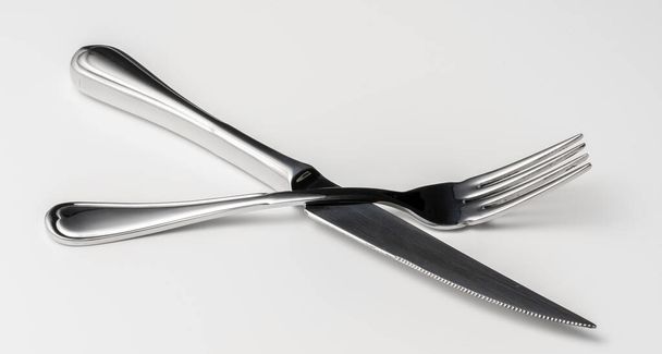 tenedor y cuchillo aislados sobre fondo blanco - Foto, imagen