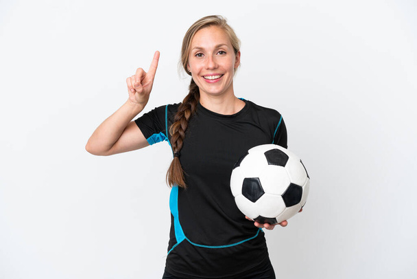 Mladý fotbalista žena izolované na bílém pozadí ukazuje na skvělý nápad - Fotografie, Obrázek