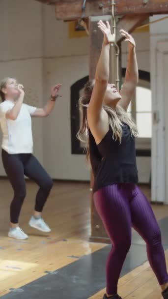 Tiro vertical de movimentos de aprendizagem de professores de dança com grupo - Filmagem, Vídeo