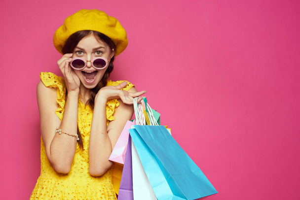 pretty woman shopping entertainment lifestyle pink background - Foto, afbeelding