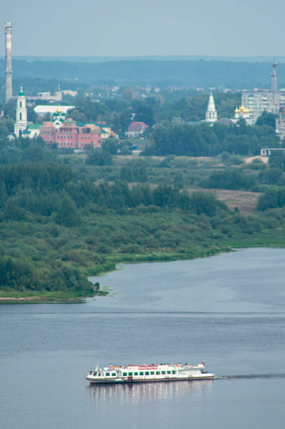 una piccola nave naviga lungo il fiume Volga - Foto, immagini