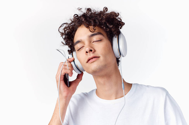 τύπος σε λευκό t-shirt με ακουστικά τρόπο ζωής μουσική - Φωτογραφία, εικόνα
