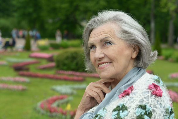 Senior happy woman on walk in summer park - Fotografie, Obrázek
