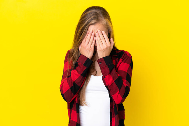 Giovane donna inglese isolata su sfondo giallo con espressione stanca e malata - Foto, immagini