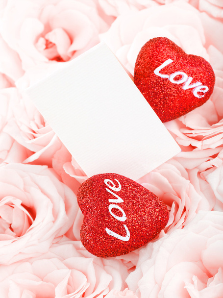 Beautiful pink roses with gift card & hearts - Фото, зображення