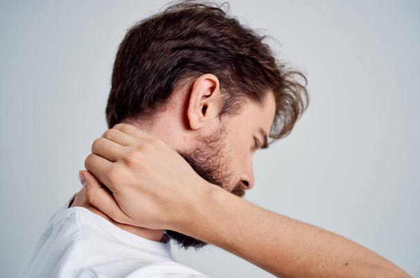 homme douleur dans le cou problèmes de santé massage thérapie fond isolé - Photo, image