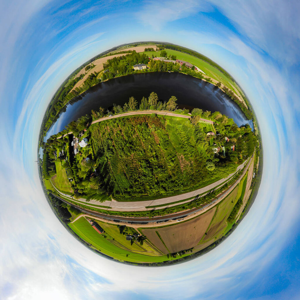 Una vista panorámica aérea tridimensional de la orilla del río Kymijoki con hermosa mansión de madera Rabbelugn - Takamaan Kartano. - Foto, Imagen