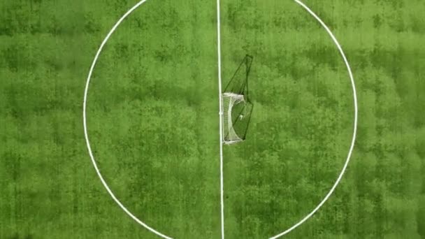 Vista aérea aérea del campo de fútbol. Concepto de deporte, actividad al aire libre y fitness - Imágenes, Vídeo