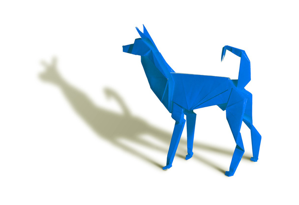 blauer Origami-Hund isoliert auf weißem Grund - Foto, Bild