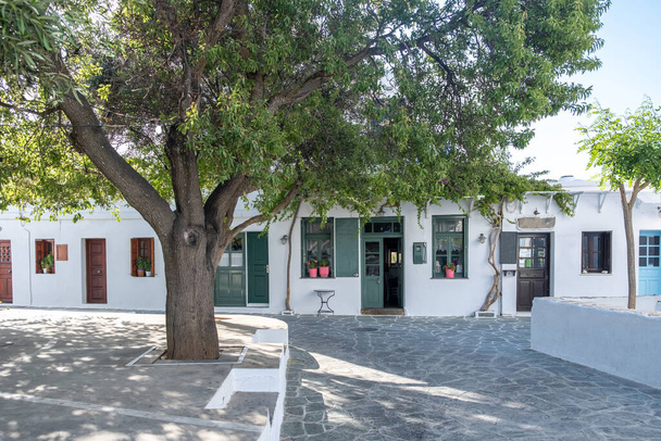 Grecia, isola di Folegandros. Negozi e negozi tradizionali nella piazza principale della città di Chora. Cicladi. Destinazione vacanze estive - Foto, immagini