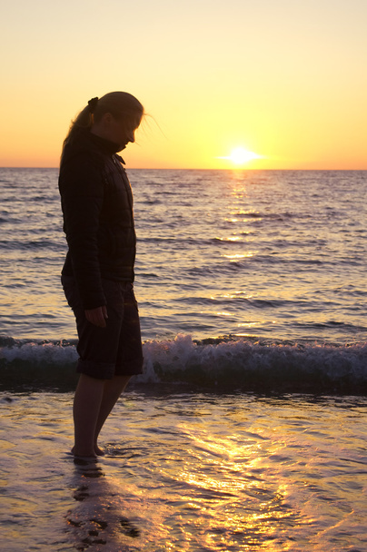 Женский силуэт на берегу моря
 - Фото, изображение