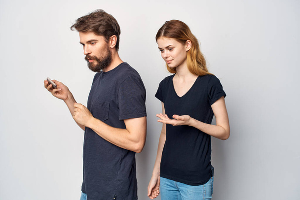 χαρούμενο νεαρό ζευγάρι με τηλέφωνο στο χέρι συναισθήματα Studio Lifestyle - Φωτογραφία, εικόνα