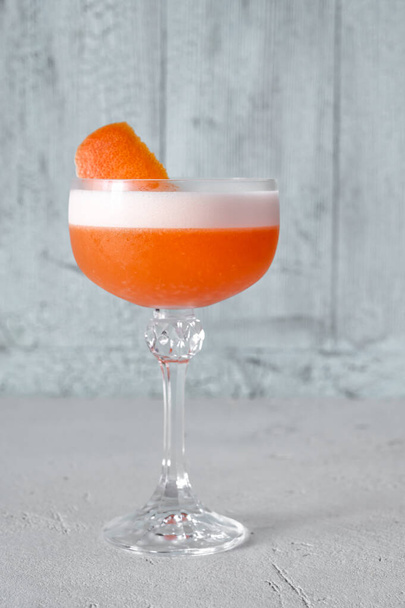 Glas Ruby Cocktail garniert mit Grapefruitschalen - Foto, Bild