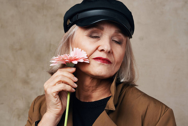 элегантная пожилая женщина в пальто с цветочной модой - Фото, изображение