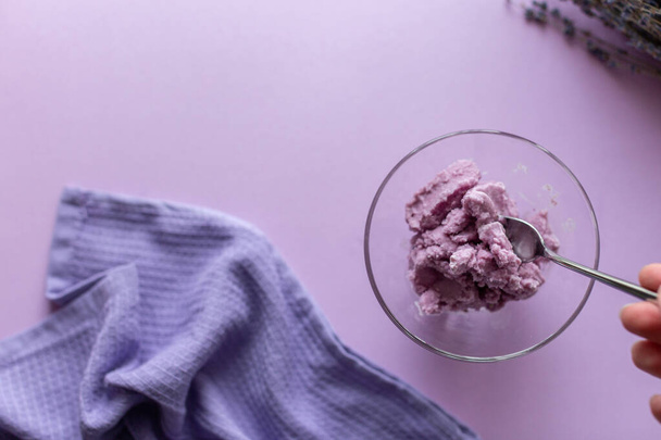 lavender ice cream on a purple background with dried lavender flowers - Foto, Imagen