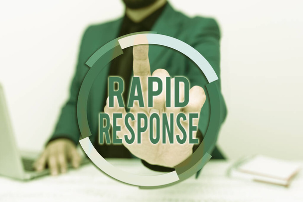 Schriftzug "Rapid Response". Geschäftskonzept Medizinisches Notfallteam Schnelle Hilfe bei Katastrophen Remote Office Work Online Präsentation von Businessplänen - Foto, Bild