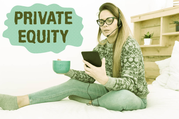 Натхнення, що показує знак Private Equity. Бізнес-ідея Капітал, який не вказаний на обмін громадськістю Інвестиції Підприємець Перевірка і читання електронних листів, Надсилання студентських повідомлень онлайн
 - Фото, зображення