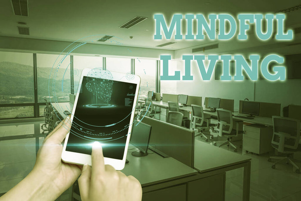 Υπογραφή εμφάνισης του Mindful Living. Επιχειρηματική βιτρίνα Πλήρης επίγνωση και ασχολούνται με κάτι συνειδητή και λογική χέρια κρατώντας ένα κινητό τηλέφωνο στο εργαστήριο Εμφάνιση φουτουριστική τεχνολογία. - Φωτογραφία, εικόνα
