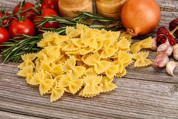 Сырая итальянская макароны фарфалле дурум для приготовления пищи - Фото, изображение