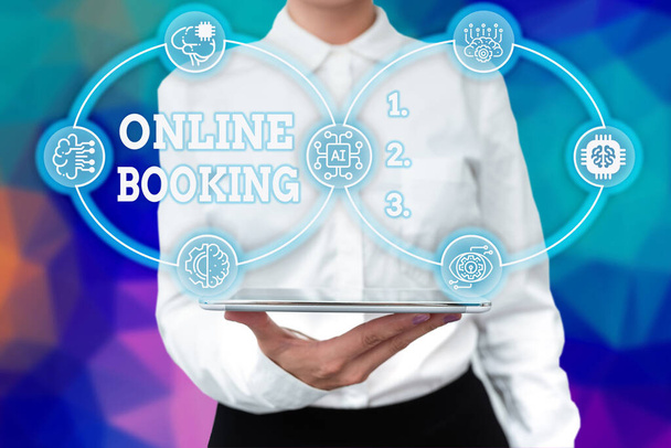 Εγγραφή εμφάνισης κειμένου Online Booking. Επιχειρηματική ιδέα Κράτηση μέσω internet Διαμονή στο ξενοδοχείο Αεροπορικό εισιτήριο Lady Uniform Standing Tablet Hand Παρουσιάζοντας Εικονική Σύγχρονη Τεχνολογία - Φωτογραφία, εικόνα
