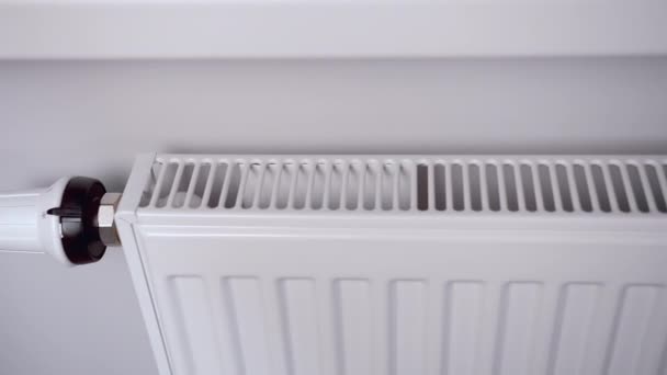 Mans mano gira il regolatore di calore nel radiatore, inizio della stagione di riscaldamento - Filmati, video